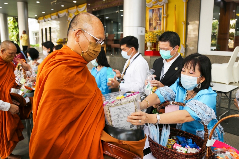 พิธีทำบุญตักบาตรข้าวสารอาหารแห้ง คณะสงฆ์จากวัดพระราม 9 กาญจนาพิธีทำบุญตักบาตรข้าวสารอาหารแห้ง คณะสงฆ์จากวัดพระภิเษก พระอารามหลวง