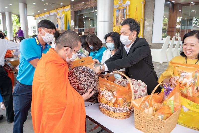 พิธีทำบุญตักบาตรข้าวสารอาหารแห้ง คณะสงฆ์จากวัดอินทรวิหาร พระอารามหลวง