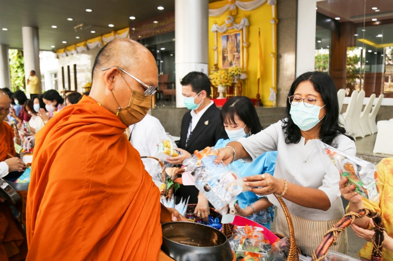 พิธีทำบุญตักบาตรข้าวสารอาหารแห้ง คณะสงฆ์จากวัดพระราม 9 กาญจนาภิเษก พระอารามหลวง