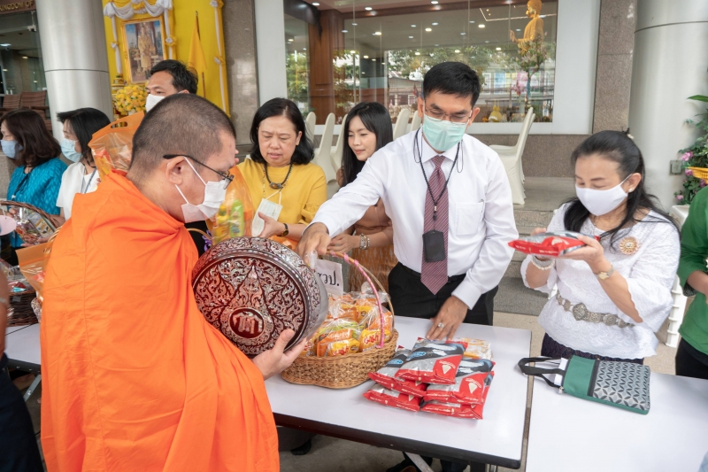 พิธีทำบุญตักบาตรข้าวสารอาหารแห้ง คณะสงฆ์จากวัดอินทรวิหาร พระอารามหลวง