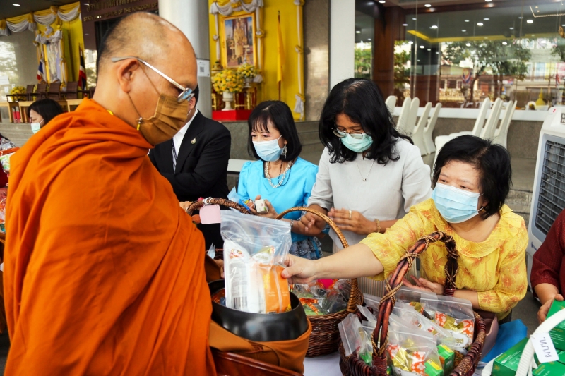 พิธีทำบุญตักบาตรข้าวสารอาหารแห้ง คณะสงฆ์จากวัดพระราม 9 กาญจนาภิเษก พระอารามหลวง