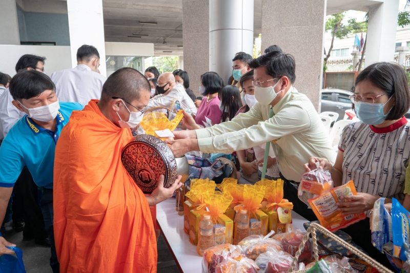 พิธีทำบุญตักบาตรข้าวสารอาหารแห้ง คณะสงฆ์จากวัดอินทรวิหาร พระอารามหลวง