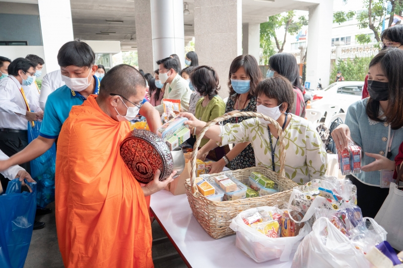 พิธีทำบุญตักบาตรข้าวสารอาหารแห้ง คณะสงฆ์จากวัดอินทรวิหาร พระอารามหลวง