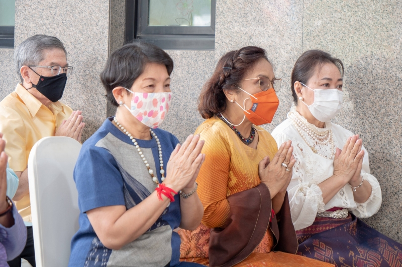 พิธีทำบุญตักบาตรข้าวสารอาหารแห้ง คณะสงฆ์จากวัดอินทรวิหาร พระอารามหลวง