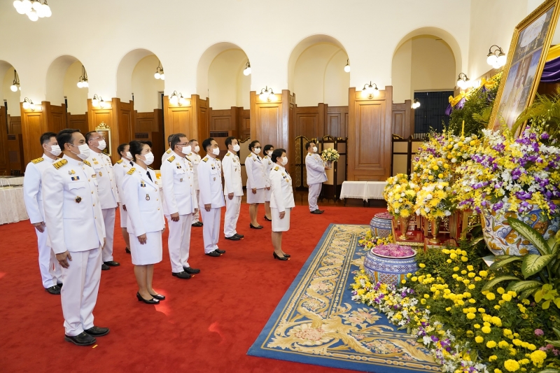 ลงนามถวายพระพรพระบาทสมเด็จพระเจ้าอยู่หัว และสมเด็จพระนางเจ้าฯ พระบรมราชินี เนื่องในโอกาสวันขึ้นปีใหม่ พุทธศักราช 2564