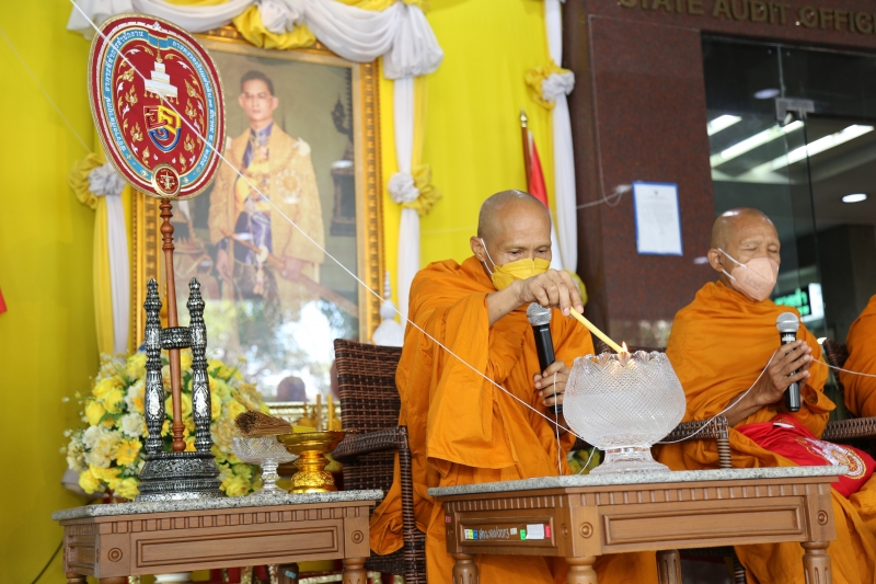 พิธีทำบุญตักบาตรข้าวสารอาหารแห้ง คณะสงฆ์จากวัดราชคฤห์วรวิหาร พระอารามหลวง เพื่อน้อมอุทิศถวายเป็นพระราชกุศลแด่ พระบาทสมเด็จพระบร