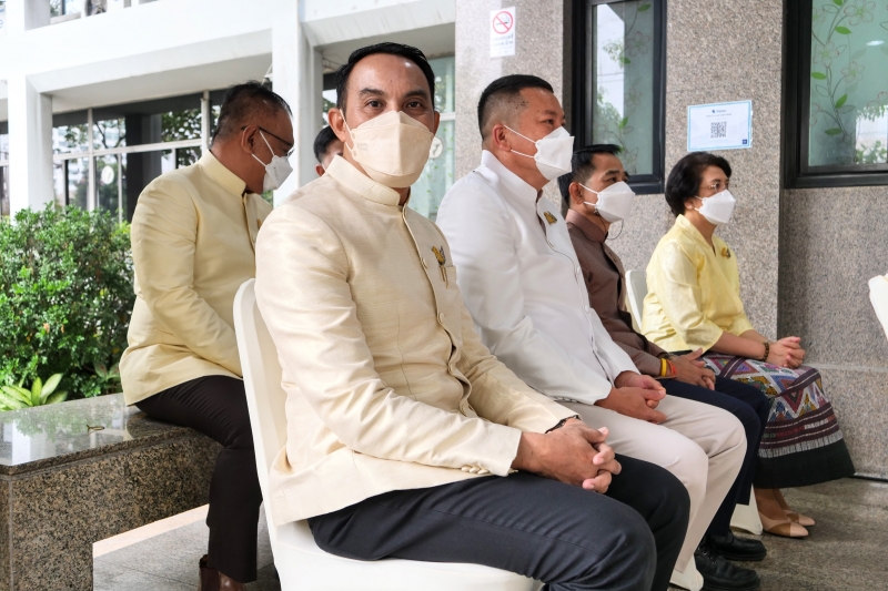 พิธีทำบุญตักบาตรข้าวสารอาหารแห้ง คณะสงฆ์จากวัดระฆังโฆสิตารามวรมหาวิหาร พระอารามหลวง เนื่องในเทศกาลขึ้นปีใหม่ พุทธศักราช 2566