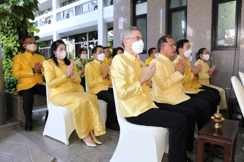 พิธีเจริญพระพุทธมนต์และทำบุญตักบาตร 