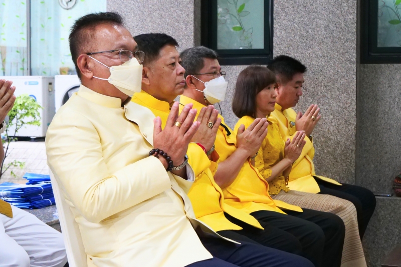 ทำบุญตักบาตร