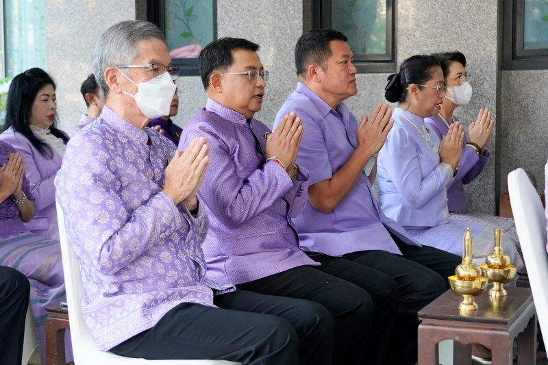 พิธีเจริญพระพุทธมนต์และทำบุญตักบาตร 