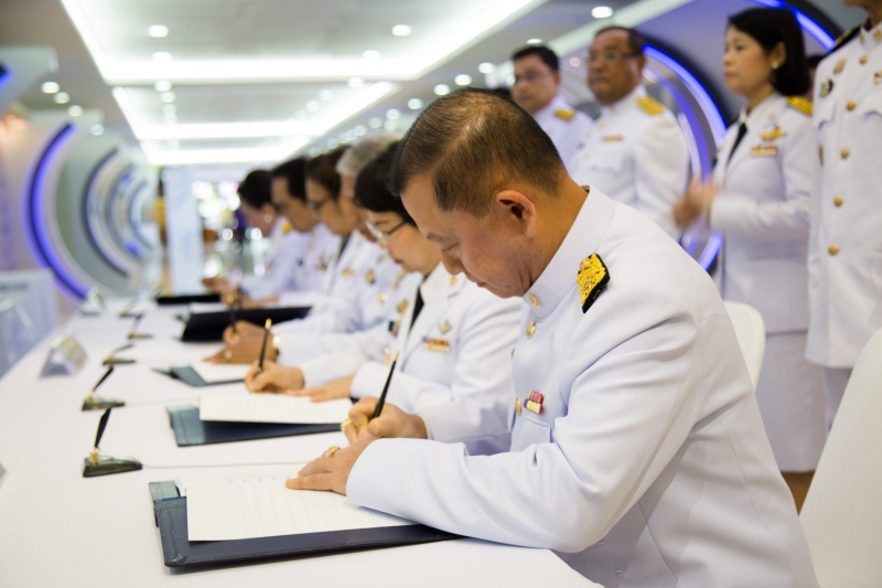 สตง. ถวายแจกันดอกไม้และลงนามถวายพระพร เบื้องหน้าพระฉายาลักษณ์สมเด็จพระนางเจ้าสิริกิติ์ พระบรมราชินีนาถ พระบรมราชชนนีพันปีหลวง