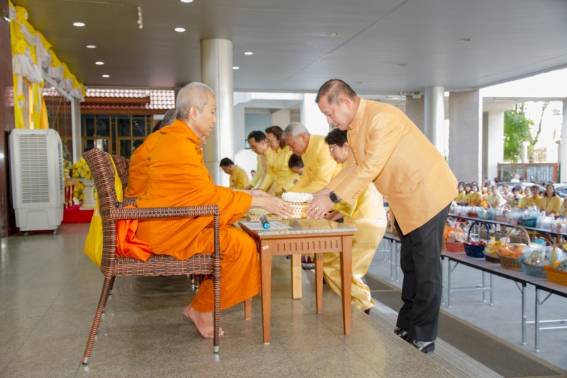  พิธีทำบุญตักบาตรข้าวสารอาหารแห้ง คณะสงฆ์จำนวน 9 รูป จากวัดบวรนิเวศวิหาร พระอารามหลวง เพื่อน้อมอุทิศถวายเป็นพระราชกุศลแด่  พระบา