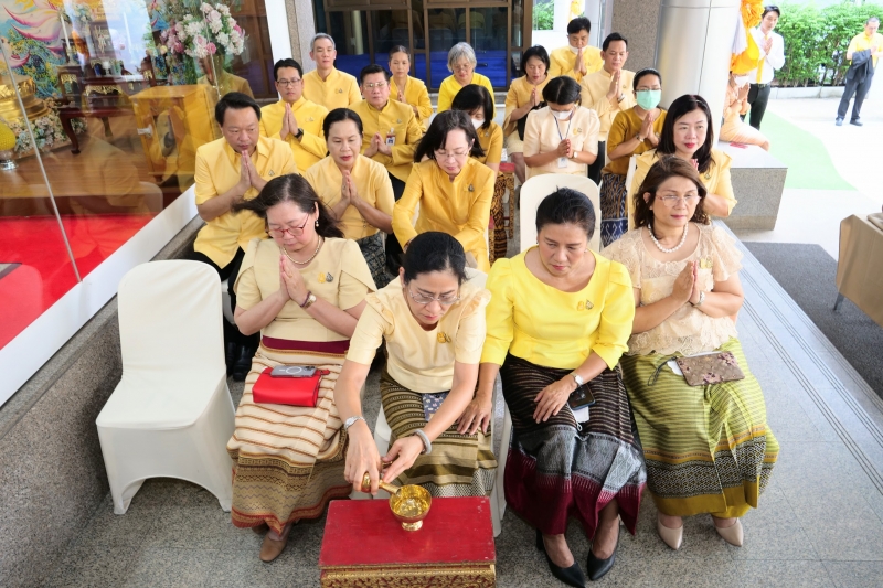 ทำบุญตักบาตร