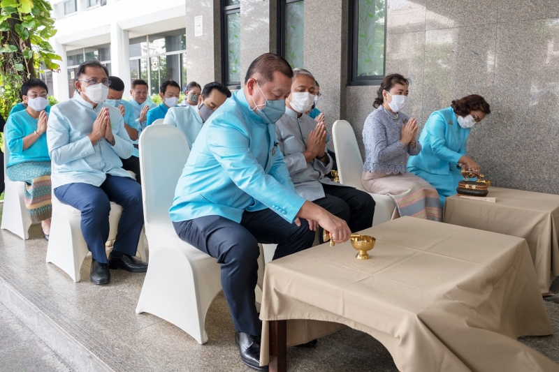 พิธีทำบุญตักบาตรข้าวสารอาหารแห้ง คณะสงฆ์จำนวน 9 รูป จากวัดเทพธิดารามวรวิหาร พระอารามหลวง เพื่อน้อมถวายเป็นพระราชกุศลและถวายพระพร