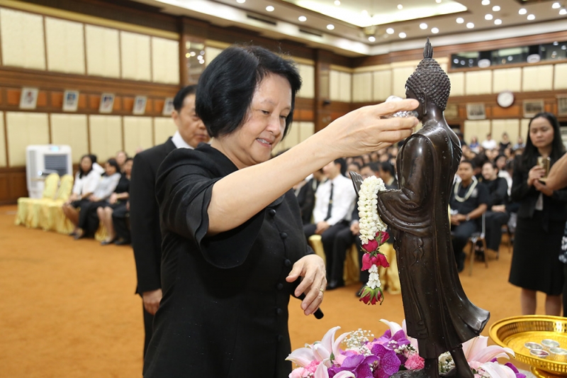 พิธีสรงน้ำพระและรดน้ำขอพร
