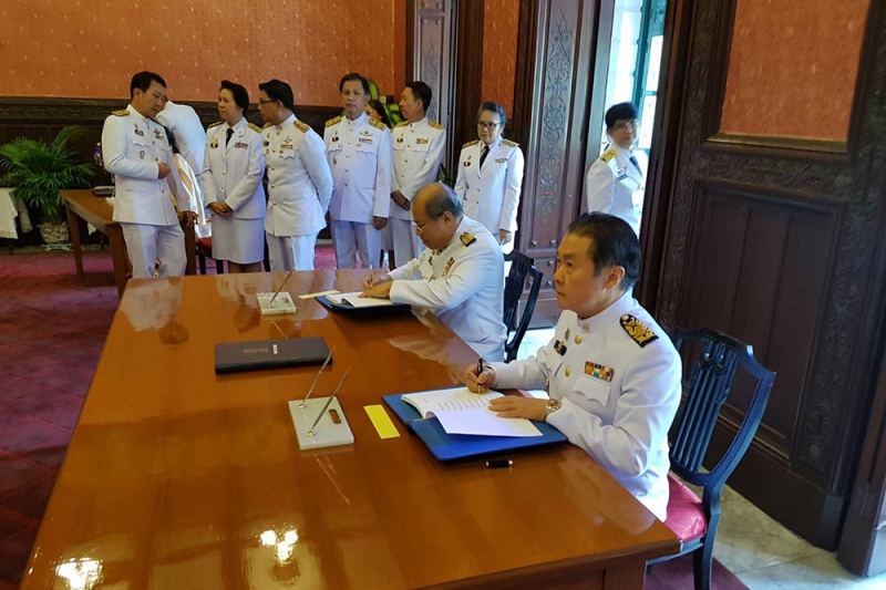 ลงนามถวายพระพรสมเด็จพระนางเจ้าสิริกิติ์ พระบรมราชินีนาถ