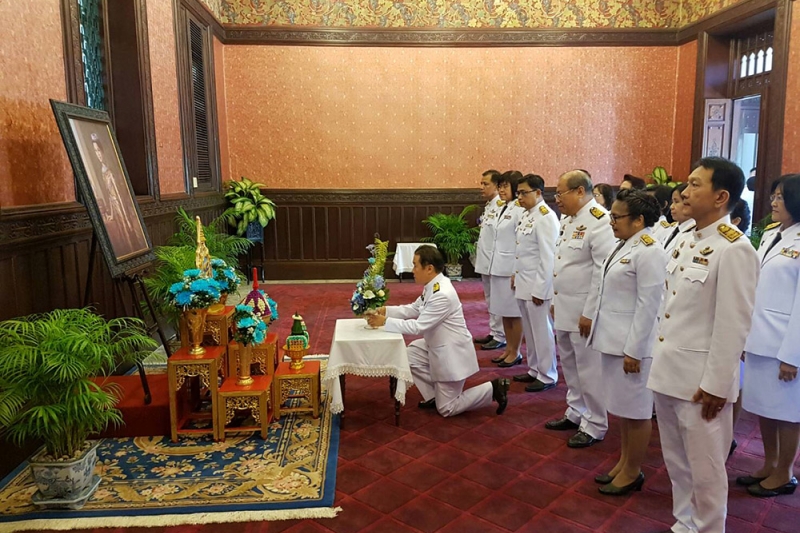 ลงนามถวายพระพรสมเด็จพระนางเจ้าสิริกิติ์ พระบรมราชินีนาถ