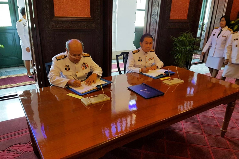 ลงนามถวายพระพรสมเด็จพระนางเจ้าสิริกิติ์ พระบรมราชินีนาถ