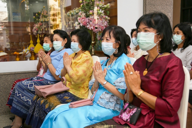 พิธีทำบุญตักบาตรข้าวสารอาหารแห้ง คณะสงฆ์จากวัดพระราม 9 กาญจนาภิเษก พระอารามหลวง