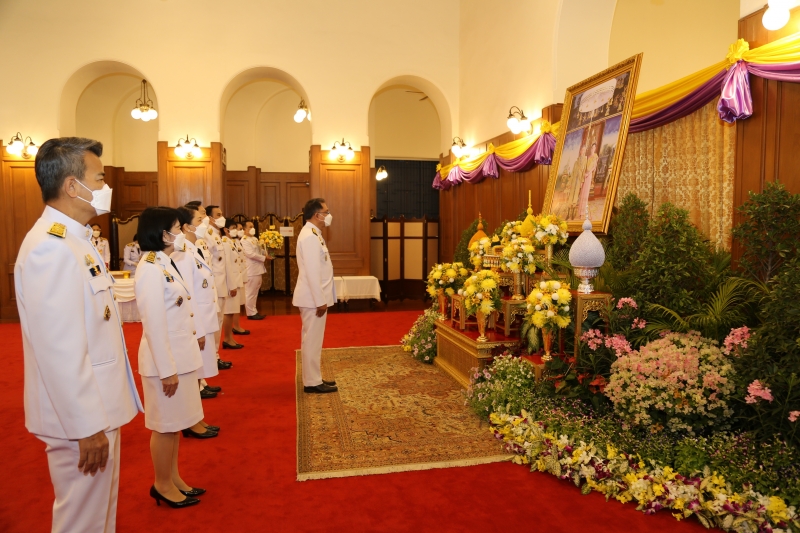 ลงนามถวายพระพรพระบาทสมเด็จพระเจ้าอยู่หัว และสมเด็จพระนางเจ้าฯ พระบรมราชินี เนื่องในโอกาสวันขึ้นปีใหม่ พุทธศักราช 2565