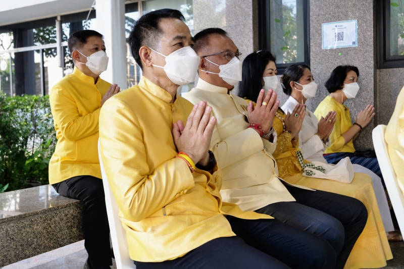 พิธีทำบุญตักบาตรข้าวสารอาหารแห้ง คณะสงฆ์จากวัดพระราม 9 กาญจนาภิเษก พระอารามหลวง