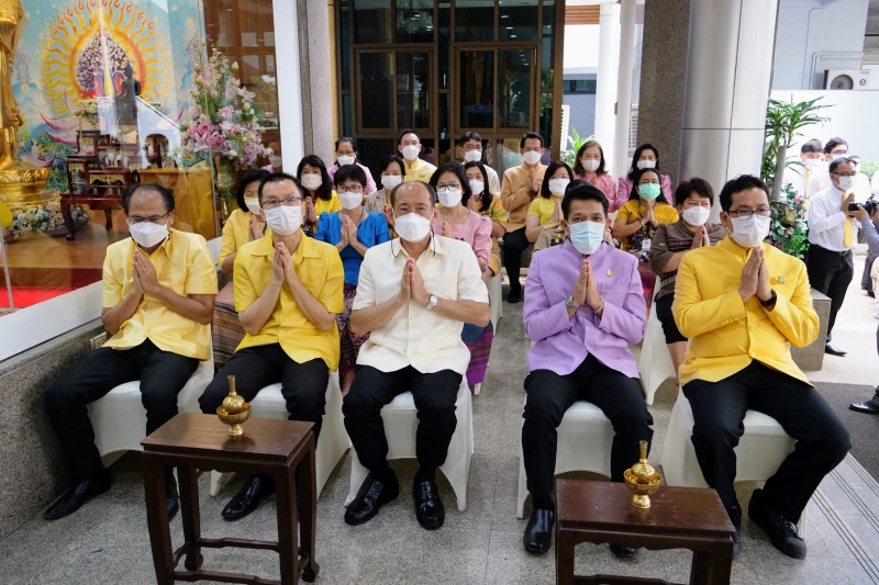 พิธีทำบุญตักบาตรข้าวสารอาหารแห้ง คณะสงฆ์จากวัดระฆังโฆสิตารามวรมหาวิหาร พระอารามหลวง เนื่องในเทศกาลขึ้นปีใหม่ พุทธศักราช 2566