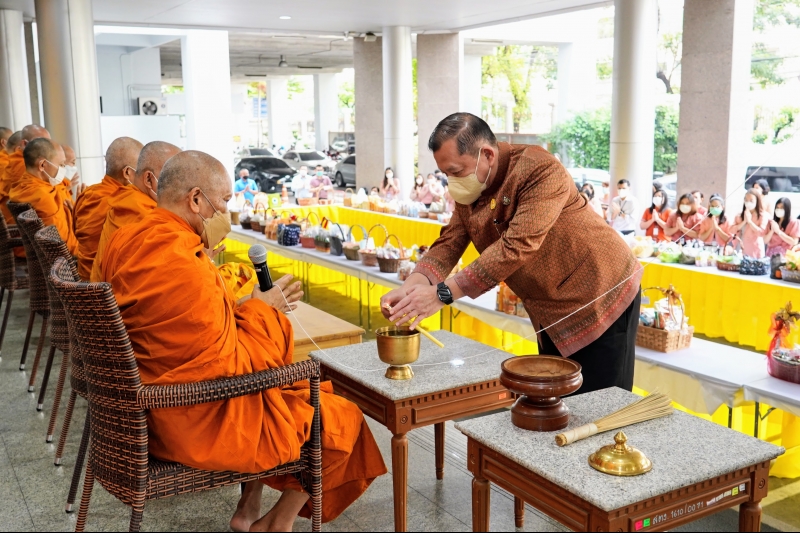 พิธีทำบุญตักบาตรข้าวสารอาหารแห้ง