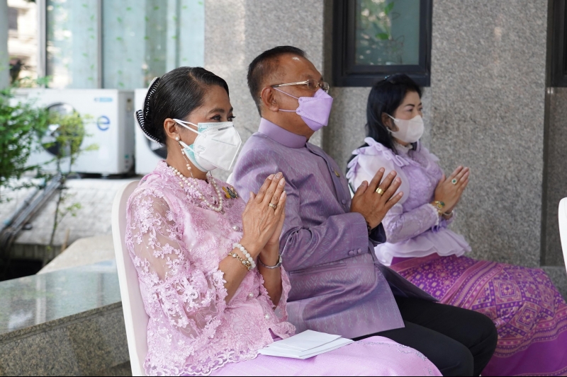 พิธีทำบุญตักบาตรข้าวสารอาหารแห้ง คณะสงฆ์จากวัดเทพธิดารามวรวิหาร