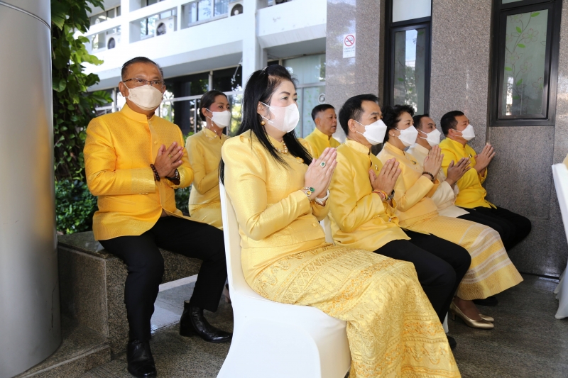 พิธีเจริญพระพุทธมนต์และทำบุญตักบาตร 