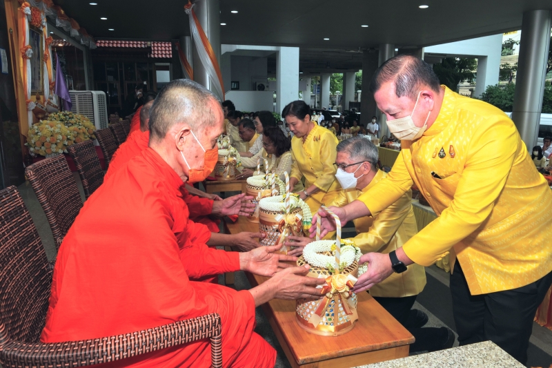 ทำบุญตักบาตร