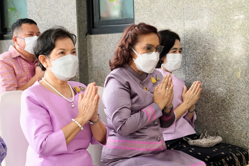 พิธีสวดพระพุทธมนต์และทำบุญตักบาตร 