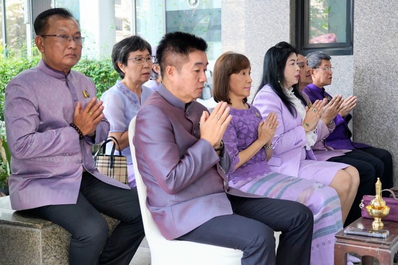 พิธีเจริญพระพุทธมนต์และทำบุญตักบาตร 