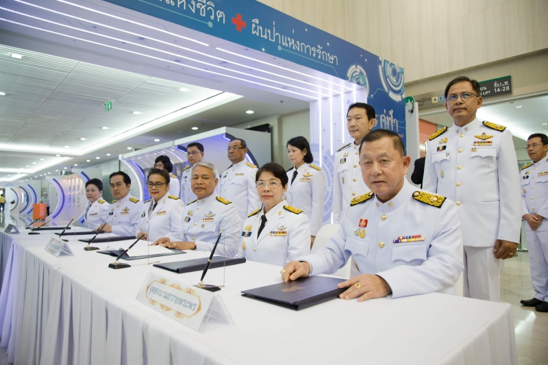 สตง. ถวายแจกันดอกไม้และลงนามถวายพระพร เบื้องหน้าพระฉายาลักษณ์สมเด็จพระนางเจ้าสิริกิติ์ พระบรมราชินีนาถ พระบรมราชชนนีพันปีหลวง