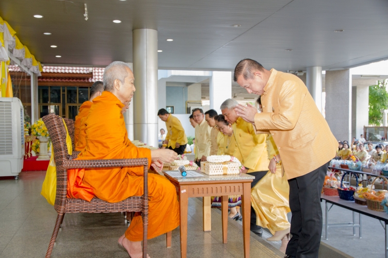  พิธีทำบุญตักบาตรข้าวสารอาหารแห้ง คณะสงฆ์จำนวน 9 รูป จากวัดบวรนิเวศวิหาร พระอารามหลวง เพื่อน้อมอุทิศถวายเป็นพระราชกุศลแด่  พระบา