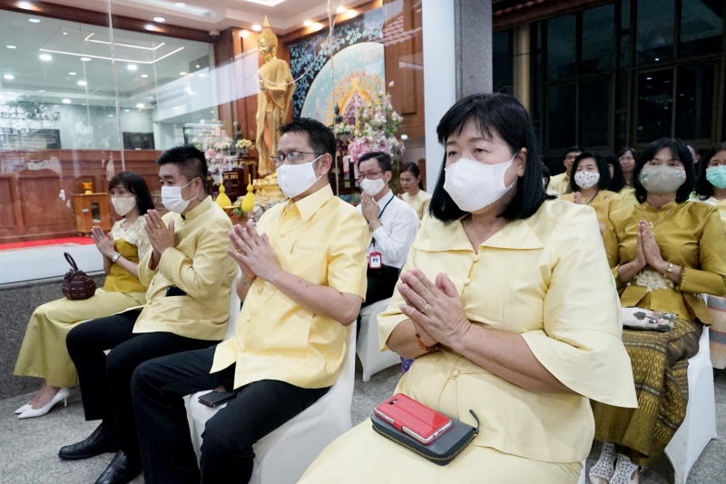 พิธีทำบุญตักบาตรข้าวสารอาหารแห้ง คณะสงฆ์จากวัดระฆังโฆสิตารามวรมหาวิหาร พระอารามหลวง เพื่อน้อมอุทิศถวายเป็นพระราชกุศลแด่พระบาทสมเ