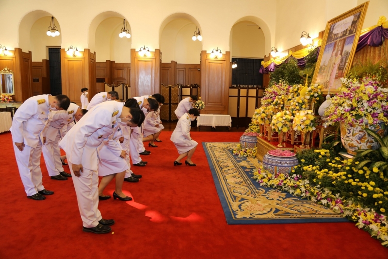 ลงนามถวายพระพรพระบาทสมเด็จพระเจ้าอยู่หัว และสมเด็จพระนางเจ้าฯ พระบรมราชินี เนื่องในโอกาสวันขึ้นปีใหม่ พุทธศักราช 2564