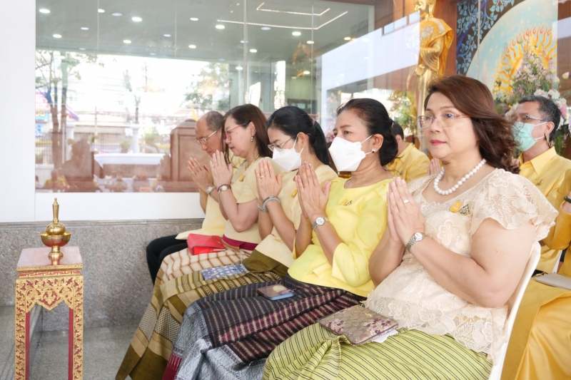 ทำบุญตักบาตร