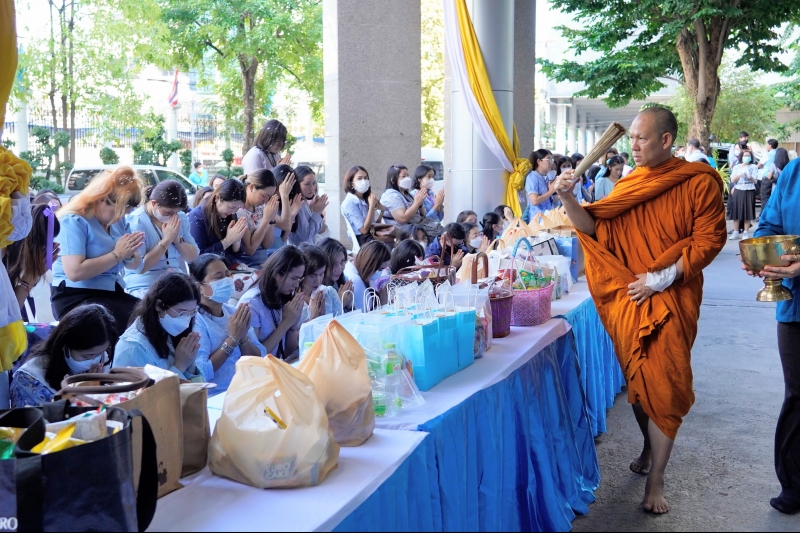 ทำบุญตักบาตร