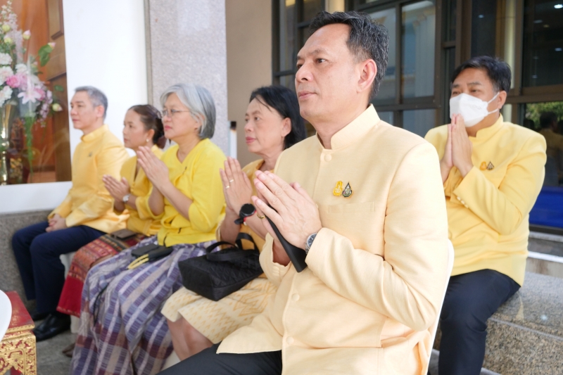 ทำบุญตักบาตร