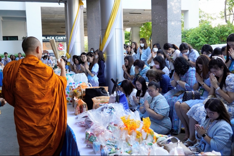 ทำบุญตักบาตร