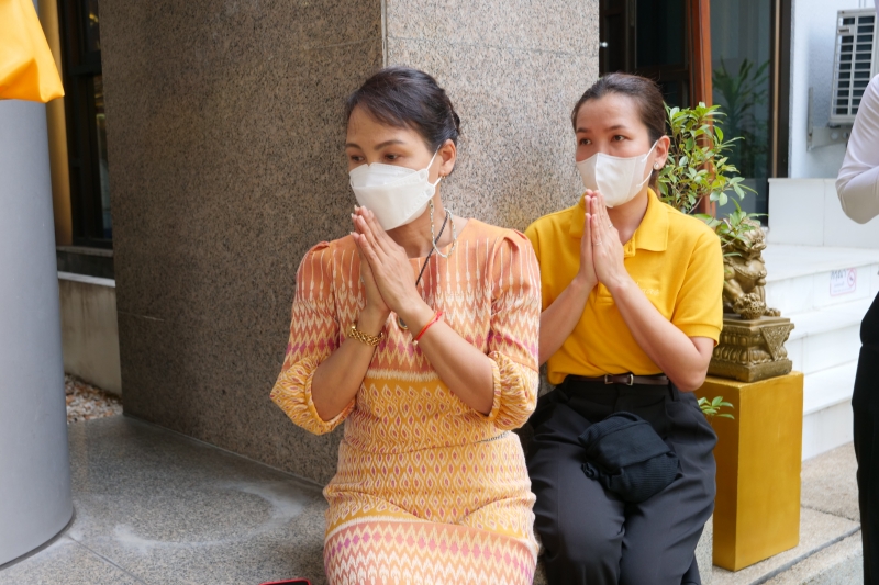 ทำบุญตักบาตร