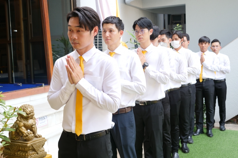 ทำบุญตักบาตร