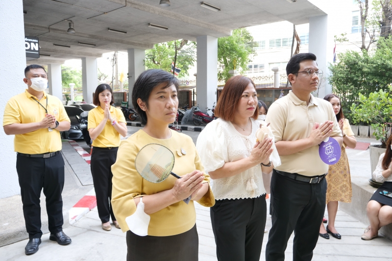 ทำบุญตักบาตร