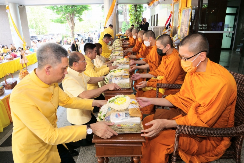 ทำบุญตักบาตร