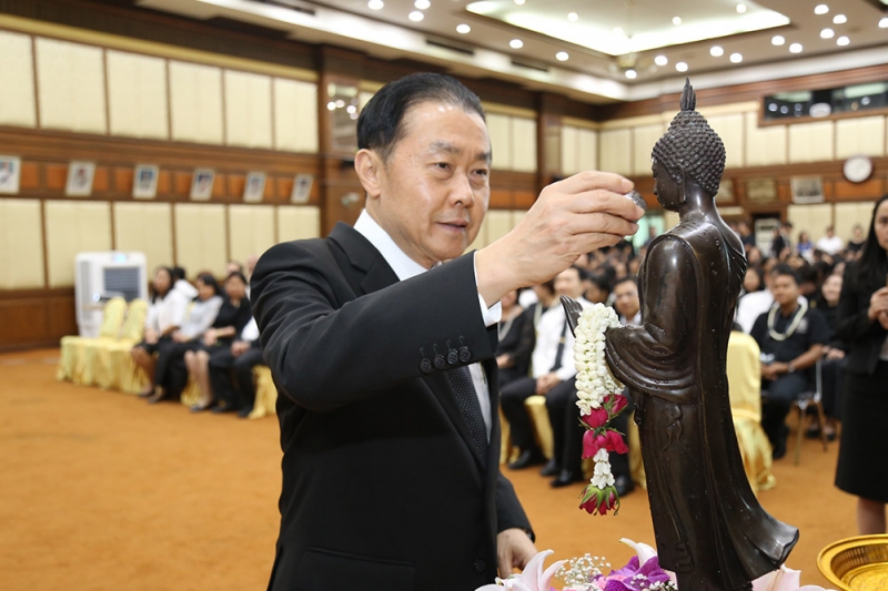 พิธีสรงน้ำพระและรดน้ำขอพร
