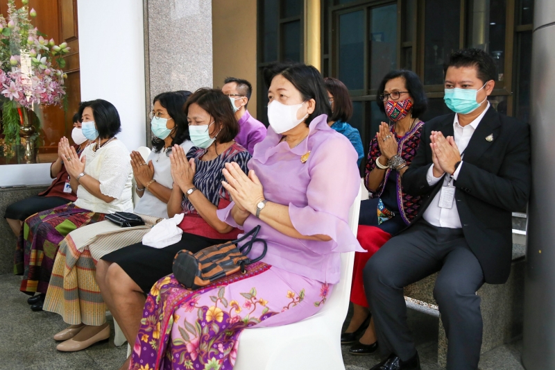 พิธีทำบุญตักบาตรข้าวสารอาหารแห้ง คณะสงฆ์จากวัดพระราม 9 กาญจนาภิเษก พระอารามหลวง