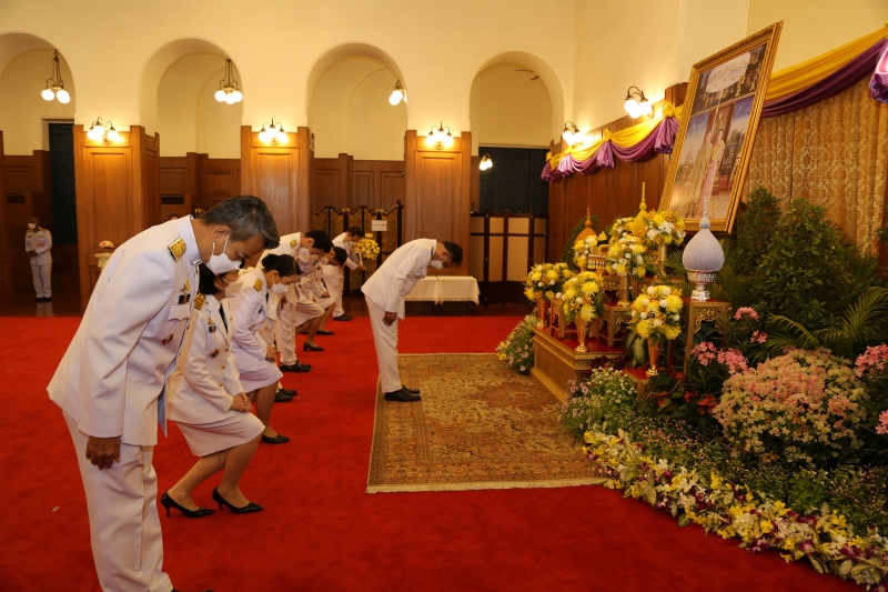 ลงนามถวายพระพรพระบาทสมเด็จพระเจ้าอยู่หัว และสมเด็จพระนางเจ้าฯ พระบรมราชินี เนื่องในโอกาสวันขึ้นปีใหม่ พุทธศักราช 2565