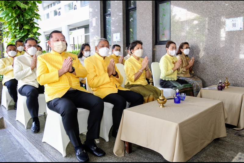 พิธีทำบุญตักบาตรข้าวสารอาหารแห้ง คณะสงฆ์จากวัดราชคฤห์วรวิหาร พระอารามหลวง เพื่อน้อมอุทิศถวายเป็นพระราชกุศลแด่ พระบาทสมเด็จพระบร