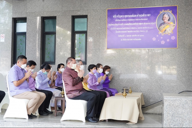 พิธีทำบุญตักบาตรข้าวสารอาหารแห้ง คณะสงฆ์จากวัดเทพธิดารามวรวิหาร