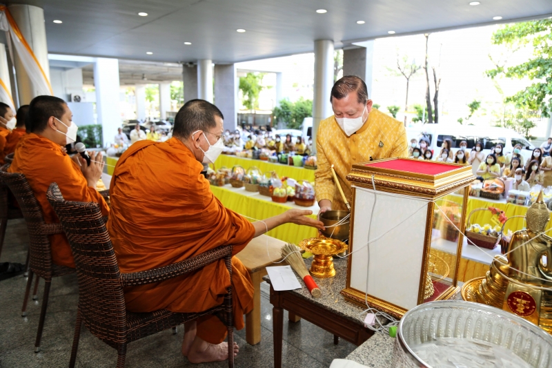 พิธีเจริญพระพุทธมนต์และทำบุญตักบาตร 